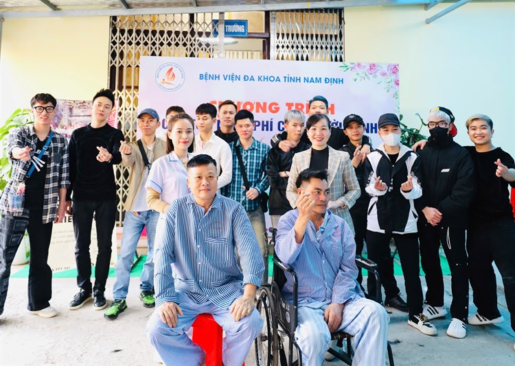 Trao yêu thương từ việc Cắt tóc miễn phí.